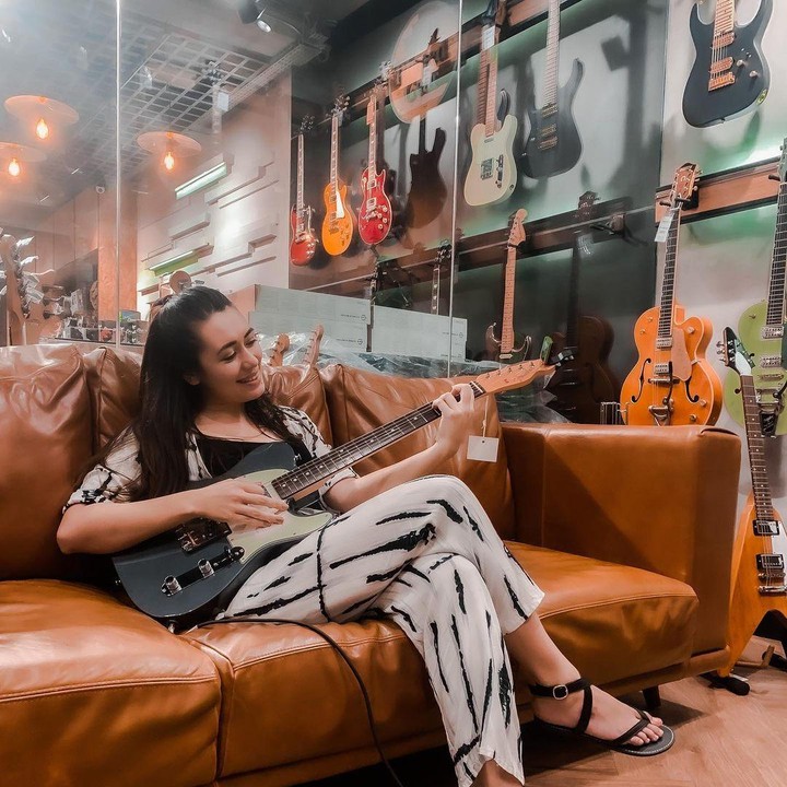 <p>Amanda Gonzales memilih terjun ke dunia musik, Bunda. Ia kerap mengunggah video cover lagu ke media sosial. Amanda juga sudah membuat lagu sendiri sebagai musisi lho. (Foto: Instagram @gonzalezamanda10)</p>