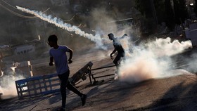 FOTO: Bentrok Pecah Usai Tentara Israel Tembak Pria Palestina