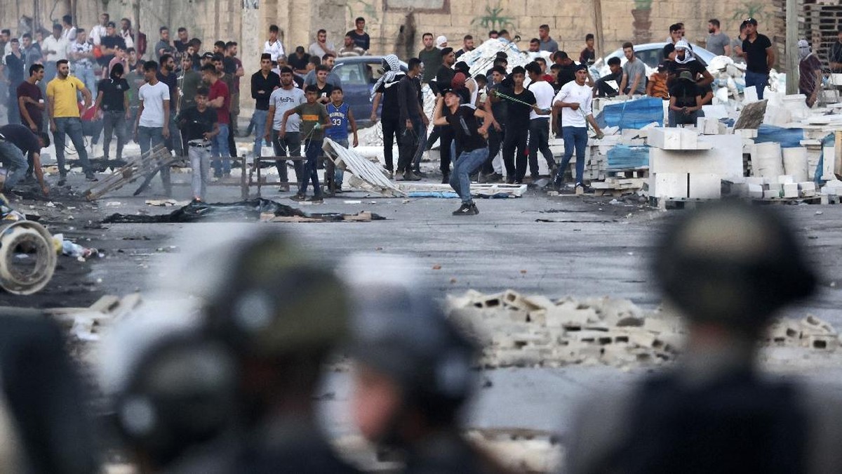 FOTO: Bentrok Pecah Usai Tentara Israel Tembak Pria Palestina