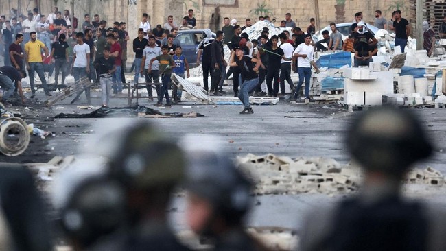 Seorang lelaki Palestina, Shawkat Awad (20), tewas ditembak tentara Israel di tengah proses pemakaman jasad bocah yang dibunuh prajurit Israel.