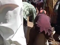 Warga di Lumajang Buka Paksa Peti Jenazah COVID-19 Saat Dimakamkan
