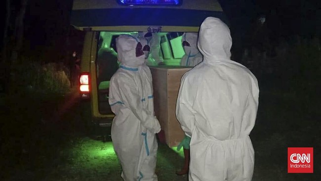 Relawan pemakaman jenazah pasien Covid-19 di Pamekasan, Madura, tak ingin memaksakan apabila keluarga tidak setuju pemakaman sesuai prokes.