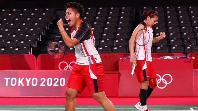 Greysia Polii/Apriyani Rahayu lolos ke semifinal Olimpiade Tokyo 2020 usai mengalahkan Du Yue/Li Yin Hui 21-15, 20-22, 21-17 pada Kamis (29/7).