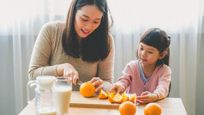 Ada banyak manfaat memasak bersama anak. Mulai dari memperkuat ikatan hingga meningkatkan kepercayaan diri anak.