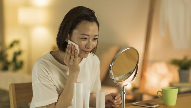 Anda tetap bisa tampil menawan tanpa memakai riasan. Berikut 7 cara tampil cantik tanpa makeup.