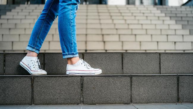 Ada banyak jenis sepatu yang cocok untuk celana jeans wanita. Berikut rekomendasinya.