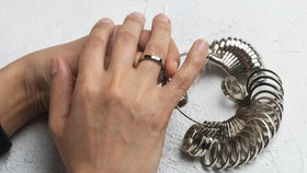 3 Cara Mudah Mengetahui Ukuran Cincin Perempuan