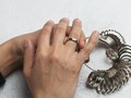 3 Cara Mudah Mengetahui Ukuran Cincin Perempuan (1/8)