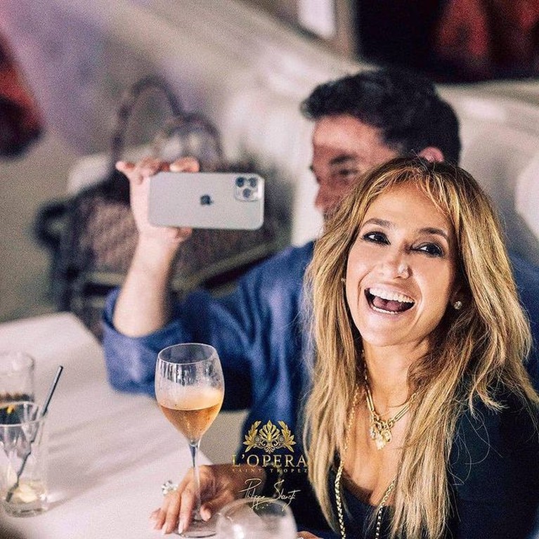 Kemesraan Jennifer Lopez dan Ben Affleck Pasangan Jennifer Lopez dan Ben Affleck tampaknya kini mulai berani menampakkan kemesraan di depan umum. Yuk intip!