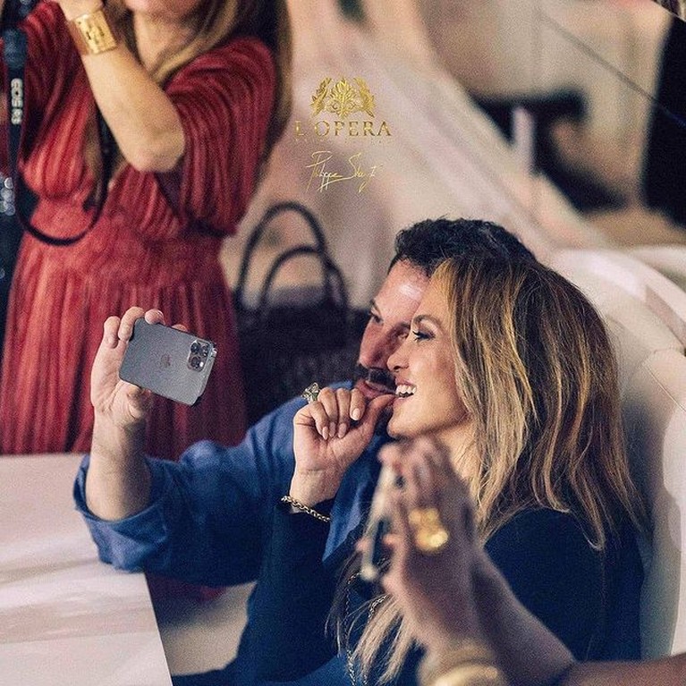 Kemesraan Jennifer Lopez dan Ben Affleck Pasangan Jennifer Lopez dan Ben Affleck tampaknya kini mulai berani menampakkan kemesraan di depan umum. Yuk intip!