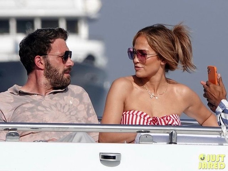 Kemesraan Jennifer Lopez dan Ben Affleck Pasangan Jennifer Lopez dan Ben Affleck tampaknya kini mulai berani menampakkan kemesraan di depan umum. Yuk intip!