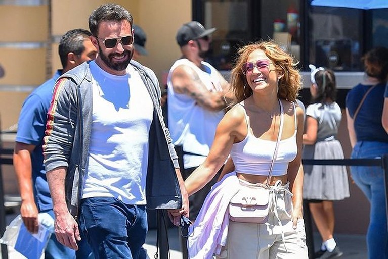 Pasangan Jennifer Lopez dan Ben Affleck tampaknya kini mulai berani menampakkan kemesraan di depan umum. Yuk intip!