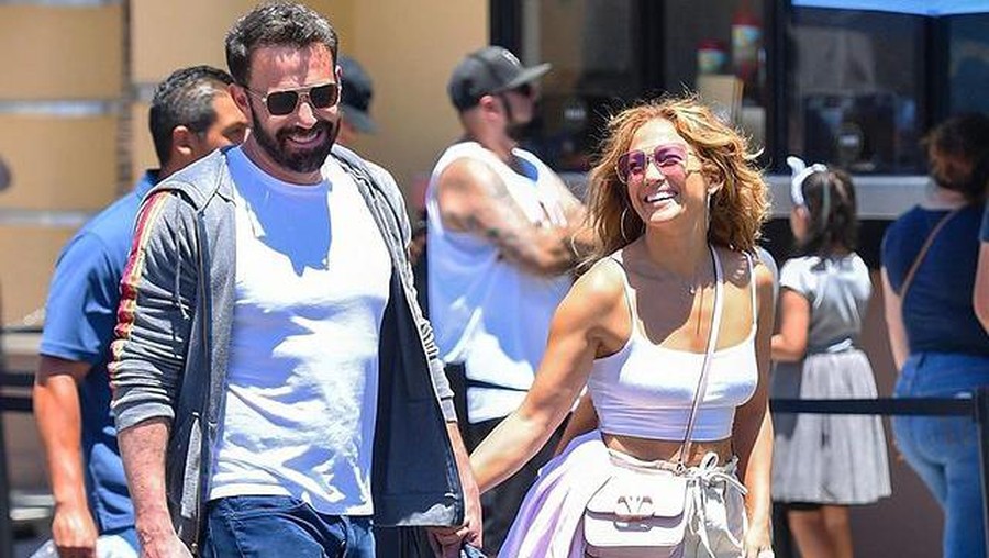 Pasangan Jennifer Lopez dan Ben Affleck tampaknya kini mulai berani menampakkan kemesraan di depan umum. Yuk intip!