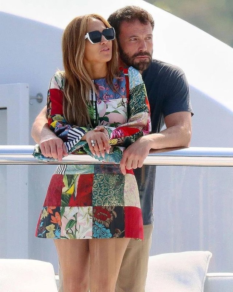 Kemesraan Jennifer Lopez dan Ben Affleck Pasangan Jennifer Lopez dan Ben Affleck tampaknya kini mulai berani menampakkan kemesraan di depan umum. Yuk intip!