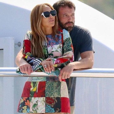 Go Public, Intip Kemesraan Jennifer Lopez & Ben Affleck Bikin Baper