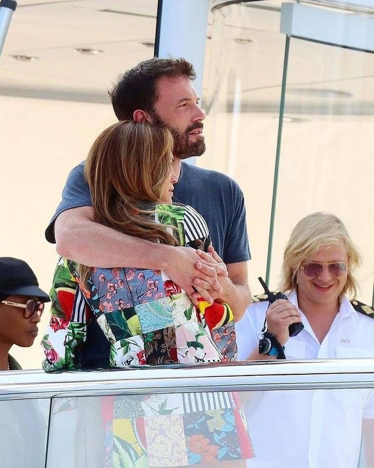 Kemesraan Jennifer Lopez dan Ben Affleck Pasangan Jennifer Lopez dan Ben Affleck tampaknya kini mulai berani menampakkan kemesraan di depan umum. Yuk intip!