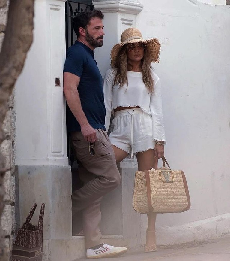 Kemesraan Jennifer Lopez dan Ben Affleck Pasangan Jennifer Lopez dan Ben Affleck tampaknya kini mulai berani menampakkan kemesraan di depan umum. Yuk intip!