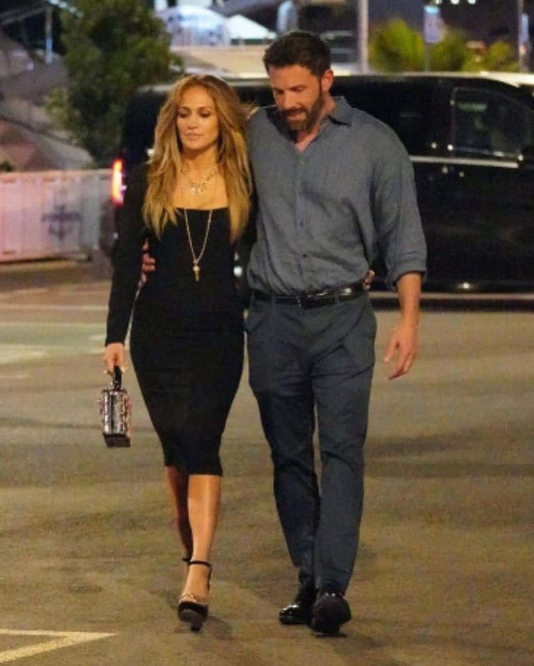Kemesraan Jennifer Lopez dan Ben Affleck Pasangan Jennifer Lopez dan Ben Affleck tampaknya kini mulai berani menampakkan kemesraan di depan umum. Yuk intip!