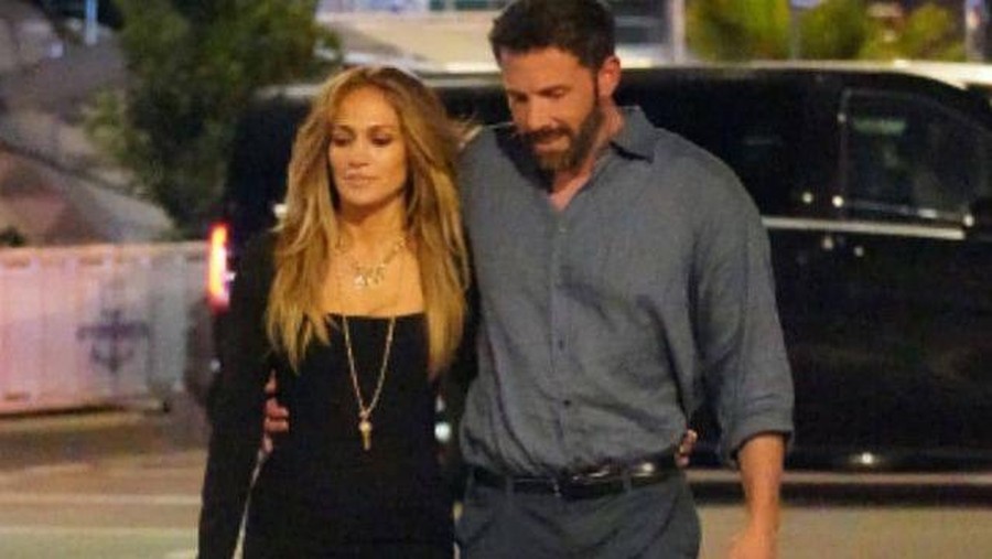 Kemesraan Jennifer Lopez dan Ben Affleck Pasangan Jennifer Lopez dan Ben Affleck tampaknya kini mulai berani menampakkan kemesraan di depan umum. Yuk intip!