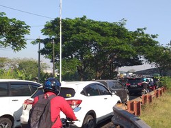 PPKM Level 4 Diperpanjang, Kendaraan Antre Masuk Surabaya di Jalur Tikus