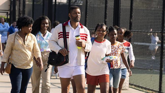 Trailer King Richard menampilkan Aksi aktor Will Smith sebagai Richard Williams selaku ayah sekaligus pelatih dari petenis Venus dan Serena Williams.