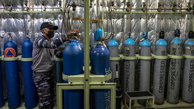 Antisipasi Kelangkaan Stok, Sumbar Bentuk Satgas Oksigen Pemerintah Provinsi Sumatera Barat membentuk tim satuan tugas oksigen untuk mengatasi kelangkaan di tengah lonjakan pasien Covid-19.