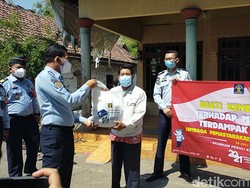 Lapas Porong Bagikan 130 Paket Sembako ke Warga yang Isoman