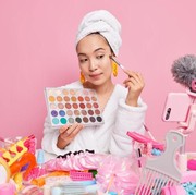 Mulai dari Glitter hingga Bold Lips, 5 Tren Makeup Ini Diprediksi Akan Booming di Tahun 2022