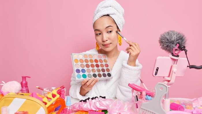 Mulai dari Glitter hingga Bold Lips, 5 Tren Makeup Ini Diprediksi Akan Booming di Tahun 2022 Mulai dari Glitter hingga Bold Lips, 5 Tren Makeup Ini Diprediksi Akan Booming di Tahun 2022