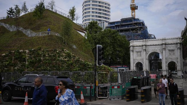 Awalnya dibangun sebagai ruang hijau baru, bukit buatan di London malah dicemooh karena banyak yang menganggap kumuh hingga mirip rumah Teletubbies.