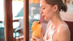 Efek Minum Pakai Sedotan Bikin Kulit Cepat Keriput?