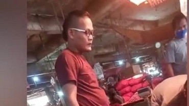 img-title Heboh Ada Kuli Angkut di Pasar Pria Mirip Sule