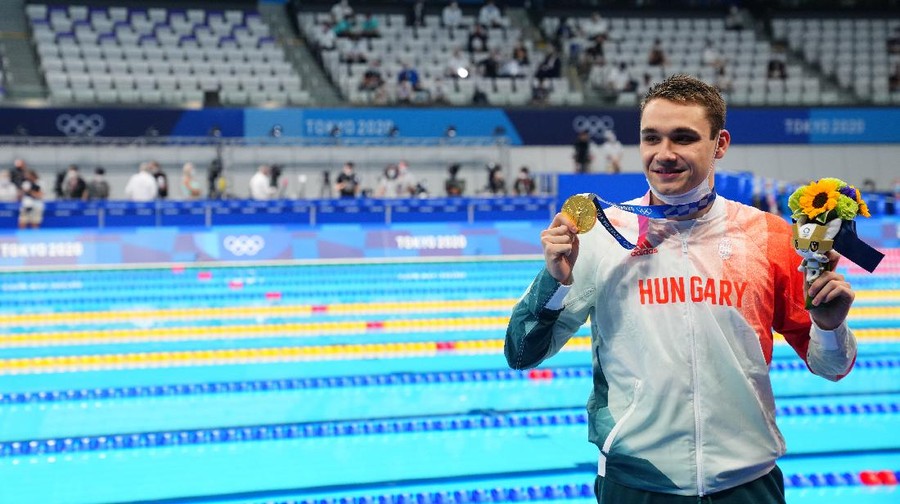 Tokyo 2020 Olympics - Swimming - Men's 200m Butterfly - Medal Ceremony - Tokyo Aquatics Centre - Tokyo, Japan - July 28, 2021. Kristof Milak of Hungary poses with his gold medal REUTERS/Aleksandra Szmigiel