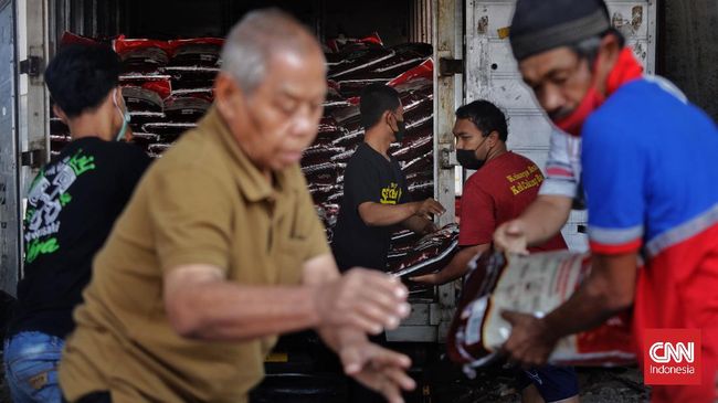 Sri Mulyani Cairkan Dana Bansos Rp188,2 T per Semester I 2022 Pencairan dana bansos naik 5 persen menjadi Rp188 triliun pada semester I 2022 meski kasus covid-19 tak separah tahun lalu.
