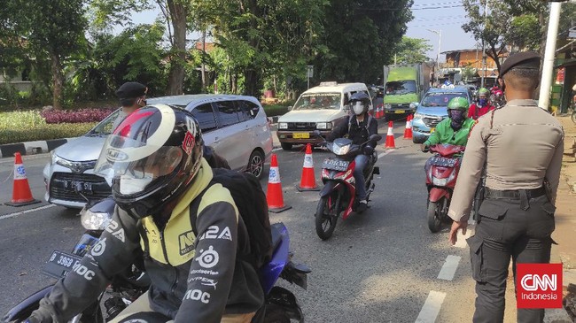 Penerapan PPKM Level 4 di lapangan terkesan longgar. Penyekatan tanpa pemeriksaan, keramaian di pasar, hingga rumah makan tanpa pengawasan.