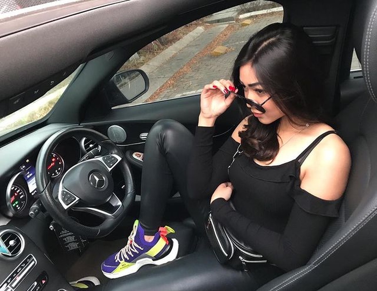 Cyndyana Lorens adik Kriss Hatta yang merupakan seorang eks pramugari mengumumkan bahwa ia memutuskan menjadi mualaf&period; Yuk intip&excl;