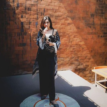 Potret Cyndyana Lorens Eks Pramugari Adik Kriss Hatta yang Pindah Agama