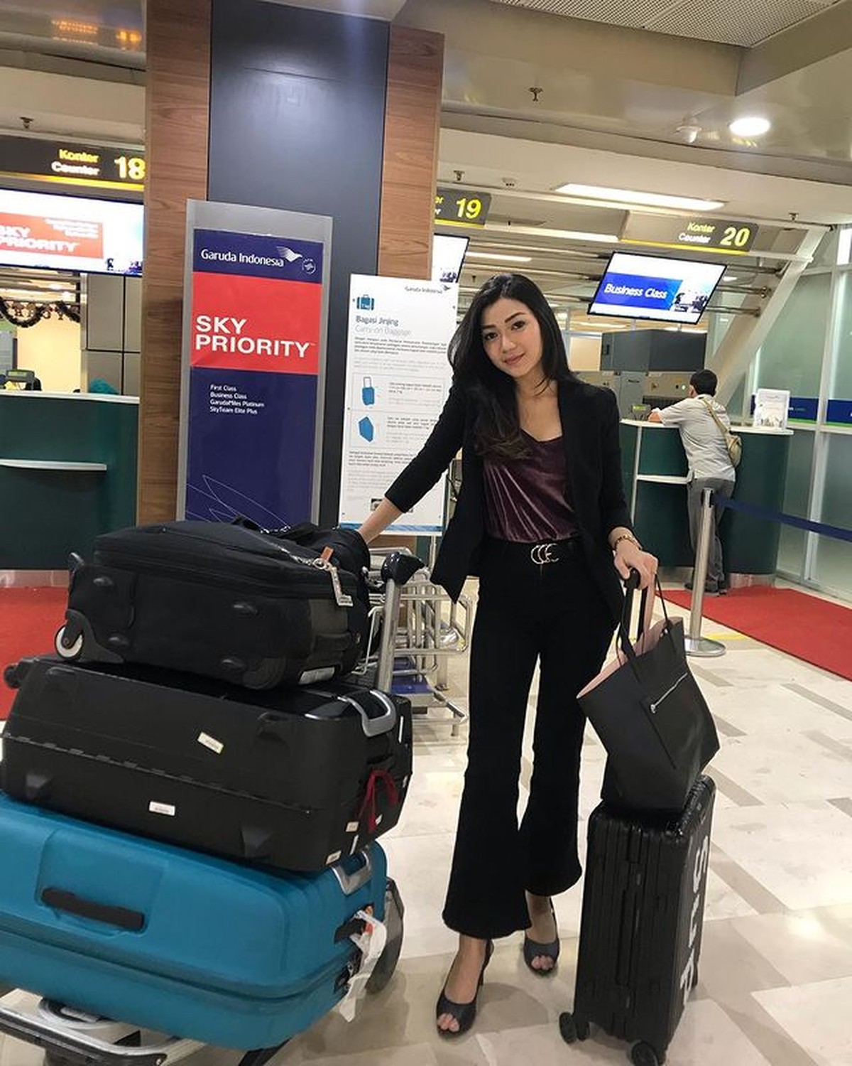 Cyndyana Lorens adik Kriss Hatta yang merupakan seorang eks pramugari mengumumkan bahwa ia memutuskan menjadi mualaf&period; Yuk intip&excl;