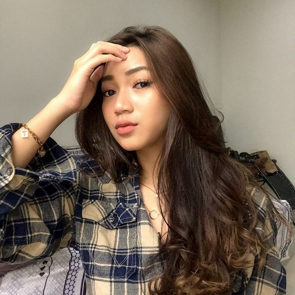 Cyndyana Lorens adik Kriss Hatta yang merupakan seorang eks pramugari mengumumkan bahwa ia memutuskan menjadi mualaf&period; Yuk intip&excl;