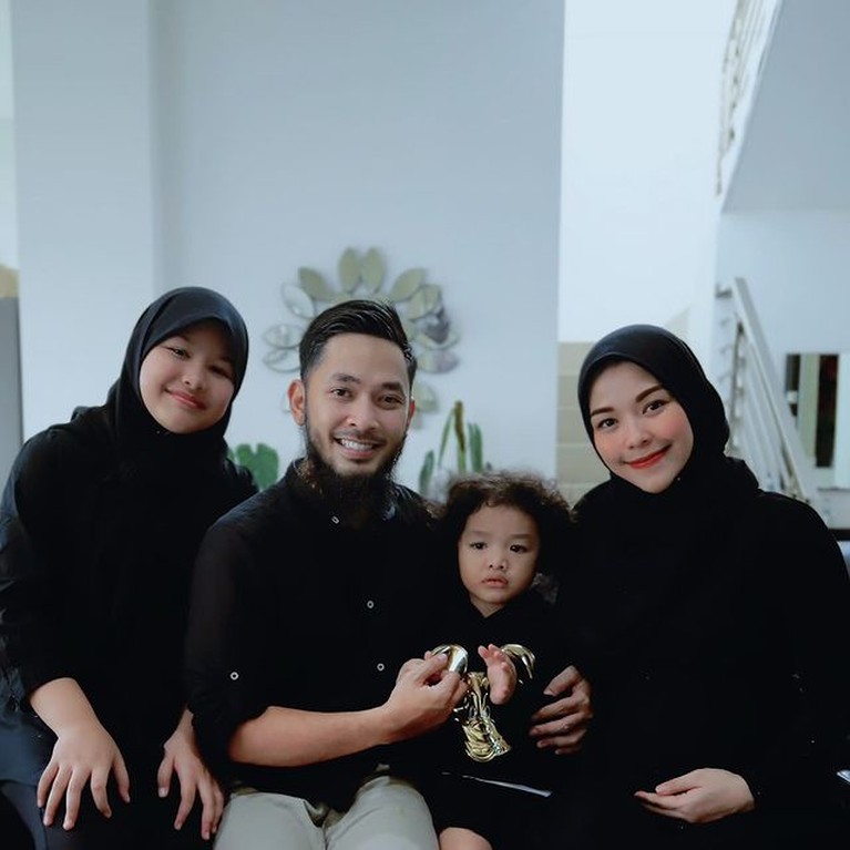 Potret Harmonis Keluarga Uki Eks NOAH Setelah Hengkang Jarang Terekspos Kehidupan rumah tangga Uki eks NOAH selama ini memang jarang tersorot. Yuk kita intip potret harmonisnya!