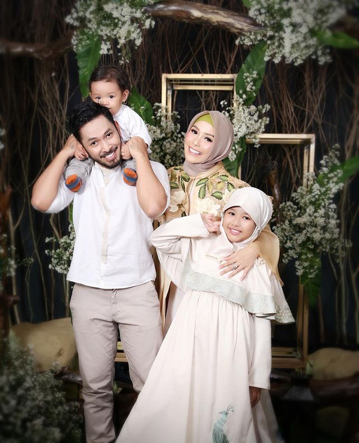 Kehidupan rumah tangga Uki eks NOAH selama ini memang jarang tersorot&period; Yuk kita intip potret harmonisnya&excl;