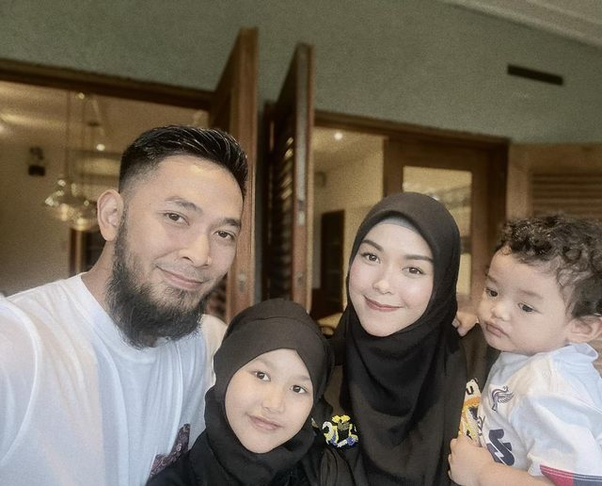 Kehidupan rumah tangga Uki eks NOAH selama ini memang jarang tersorot&period; Yuk kita intip potret harmonisnya&excl;