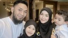 Kehidupan rumah tangga Uki eks NOAH selama ini memang jarang tersorot&period; Yuk kita intip potret harmonisnya&excl;