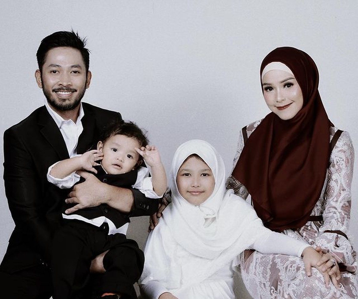 Kehidupan rumah tangga Uki eks NOAH selama ini memang jarang tersorot&period; Yuk kita intip potret harmonisnya&excl;