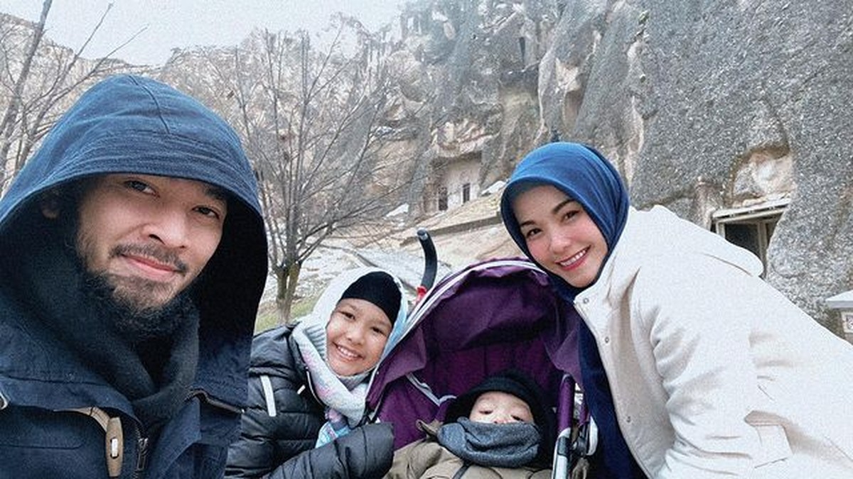 Kehidupan rumah tangga Uki eks NOAH selama ini memang jarang tersorot&period; Yuk kita intip potret harmonisnya&excl;