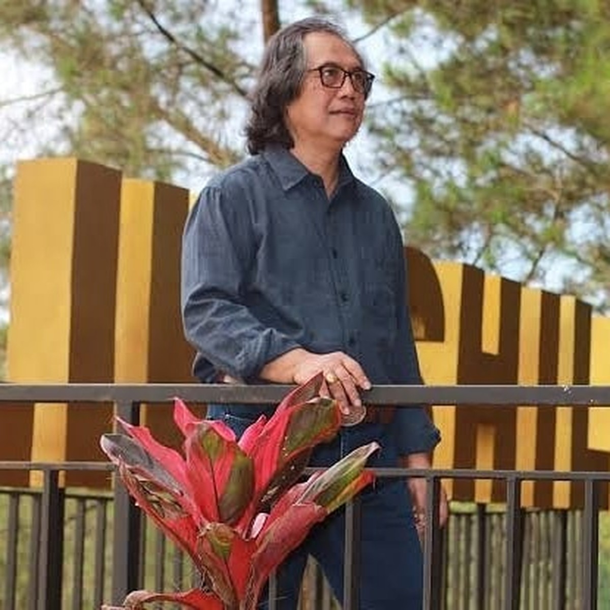 Kabar duka menyelimuti Tanah Air&comma; Andre Manika sang legend pencipta lagu meninggal dunia pada Kamis &lpar;29&sol;7&rpar;&period; Yuk kita intip potretnya&excl;