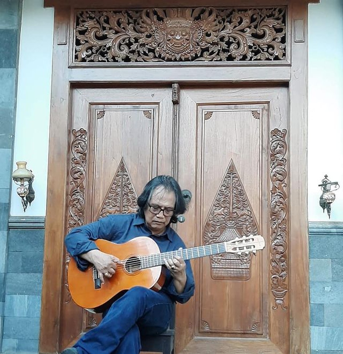 Kabar duka menyelimuti Tanah Air&comma; Andre Manika sang legend pencipta lagu meninggal dunia pada Kamis &lpar;29&sol;7&rpar;&period; Yuk kita intip potretnya&excl;