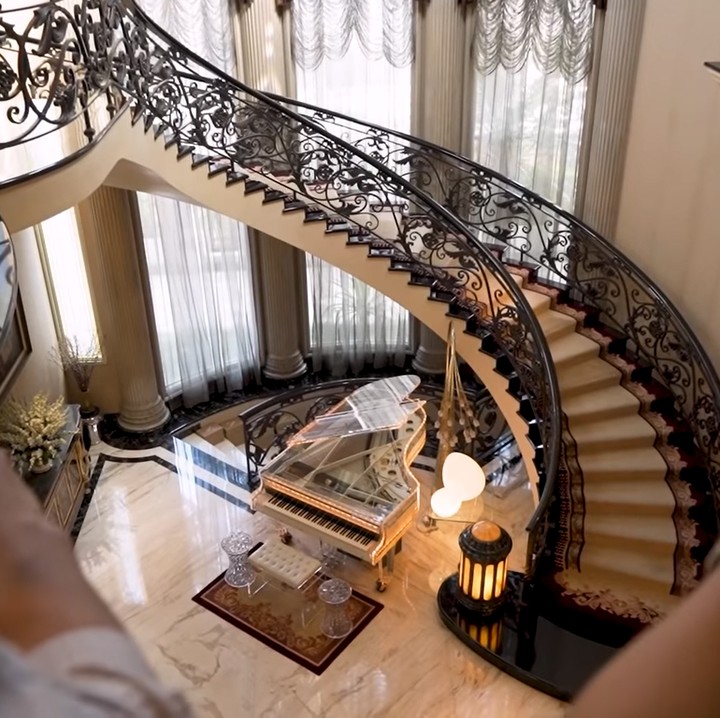 <p>Berikut potret tangga yang dilihat dari lantai atas, Bunda. Dari tangga megah tersebut lah nama Dave menjadi viral di TikTok.(Foto: YouTube: Boy William)</p>