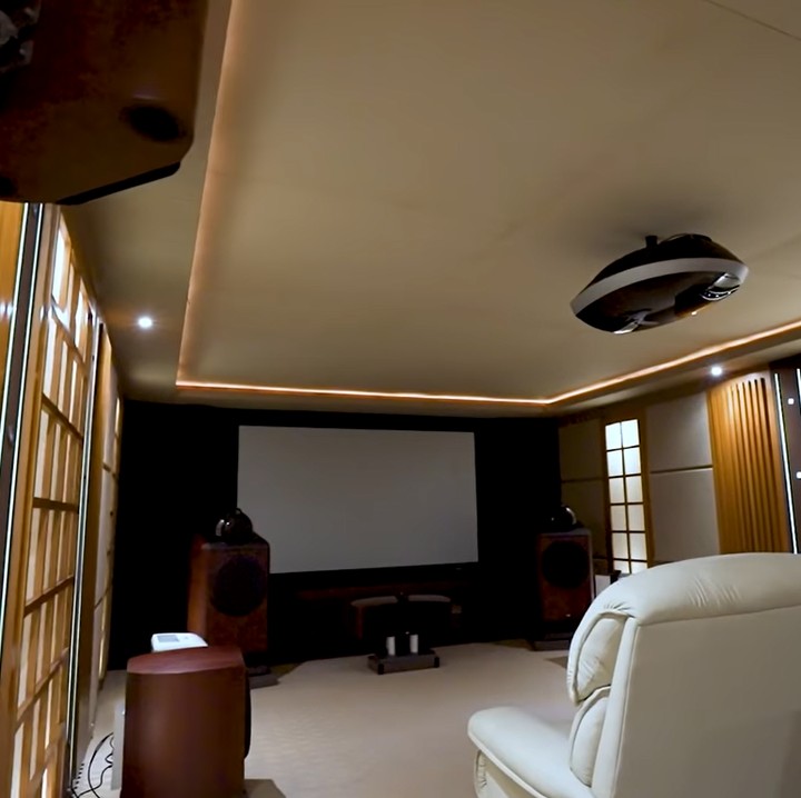 <p>Untuk hiburan keluarga, rumah dave juga memiliki bioskop pribadi yang super nyaman, Bunda. (Foto: YouTube: Boy William)</p>