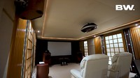 <p>Untuk hiburan keluarga, rumah dave juga memiliki bioskop pribadi yang super nyaman, Bunda. (Foto: YouTube: Boy William)</p>